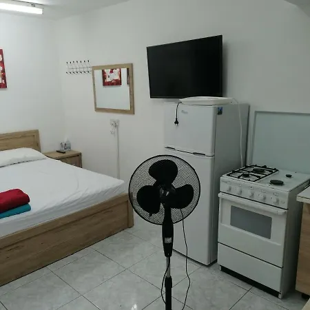 Entire Garden Studio 1km From The Sea * Larnaca