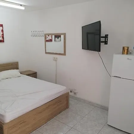 Entire Garden Studio 1km From The Sea Apartment *