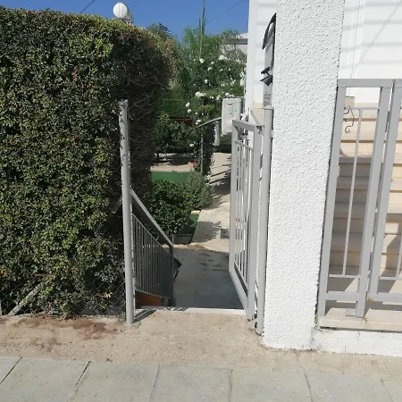 Entire Garden Studio 1km From The Sea Διαμέρισμα Λάρνακα