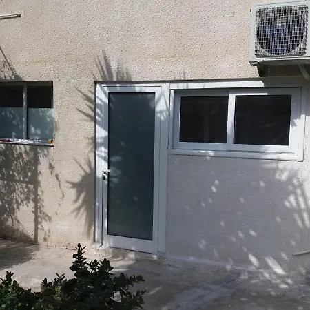 Διαμέρισμα Entire Garden Studio 1km From The Sea Λάρνακα